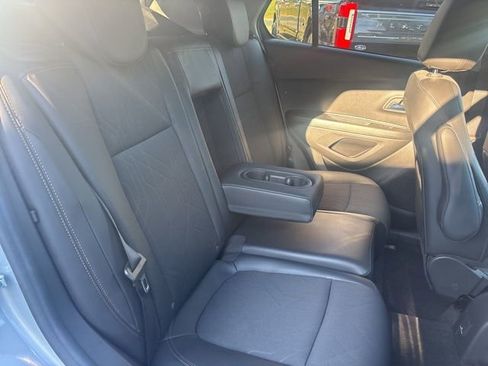 Used 2022 Chevrolet Trax LT w/ LT Convenience Package image 12