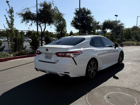 Used 2020 Toyota Camry SE w/ Carpet Mat Package FWD image 8