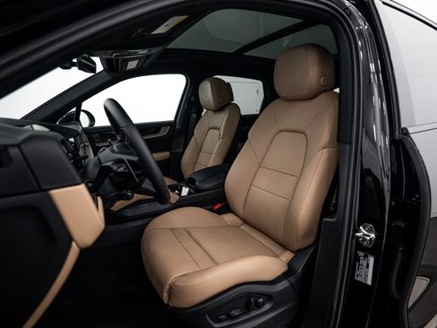 Certified 2026 Porsche Cayenne AWD/4WD image 5