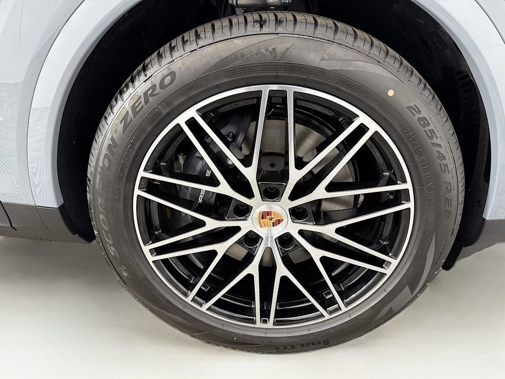 Used 2026 Porsche Cayenne AWD/4WD image 33