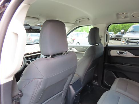Used 2025 Ford Explorer Active AWD/4WD image 33