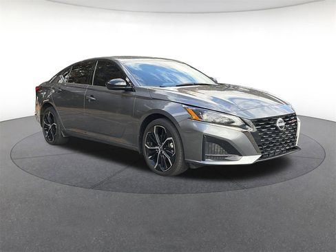 Certified 2025 Nissan Altima 2.5 SR image 9