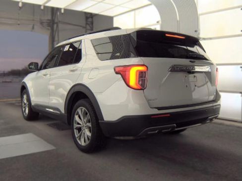 Used 2020 Ford Explorer XLT w/ Equipment Group 202A AWD/4WD image 5