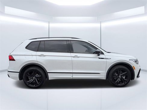 Certified 2024 Volkswagen Tiguan SE R-Line image 2
