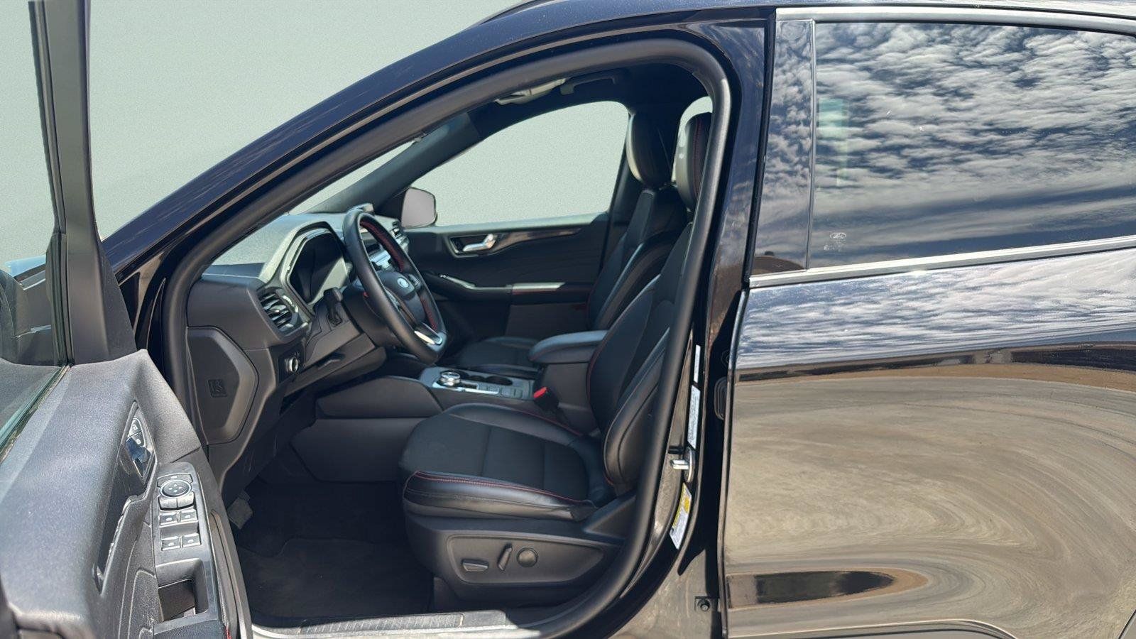 Used 2025 Ford Escape ST-Line FWD image 23