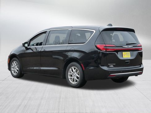 Certified 2024 Chrysler Pacifica Touring-L image 5