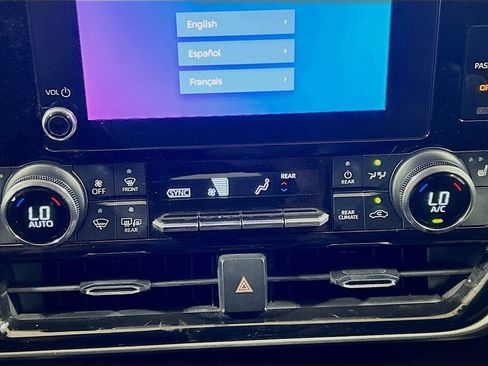 Used 2023 Toyota Highlander XLE FWD image 13