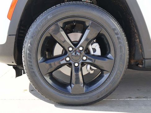 Used 2023 Jeep Grand Cherokee Altitude AWD/4WD image 6