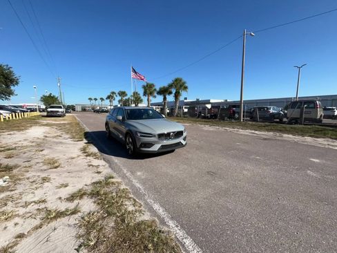 Used 2025 Volvo V60 B5 Cross Country Plus image 16