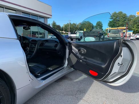 Used 1999 Chevrolet Corvette Coupe w/ Roof Pkg image 18
