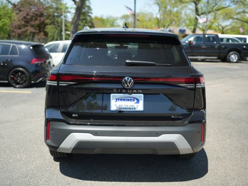 Used 2025 Volkswagen Tiguan SE w/ Panoramic Sunroof Package AWD/4WD image 6