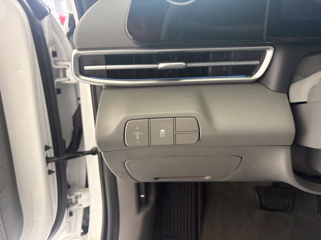 Used 2025 Hyundai Elantra SEL FWD image 12