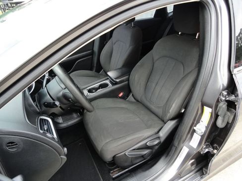 Used 2015 Chrysler 200 Limited image 9