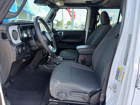 Used 2025 Jeep Wrangler Unlimited Sahara AWD/4WD image 22