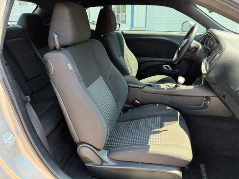 Used 2015 Dodge Challenger SXT w/ Driver Convenience Group RWD image 15