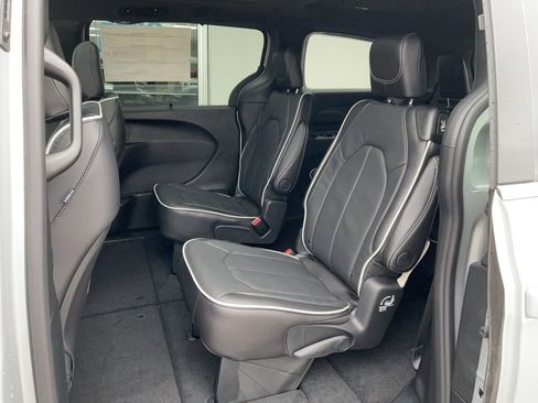 New 2026 Chrysler Pacifica Limited image 9