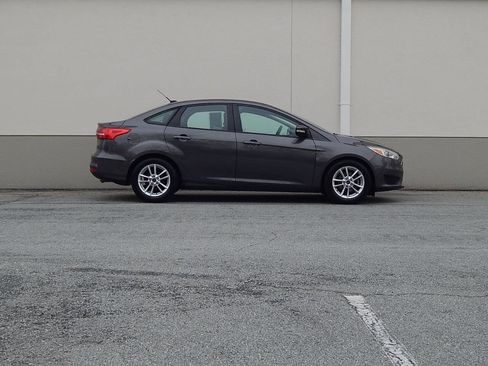 Used 2015 Ford Focus SE image 2