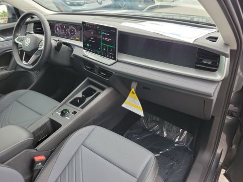 New 2026 Volkswagen Tiguan SE FWD image 11