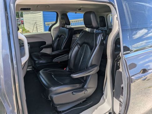 Used 2022 Chrysler Pacifica Touring-L w/ Uconnect Theater Family Group FWD image 33