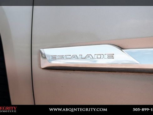Used 2016 Cadillac Escalade Luxury AWD/4WD image 12