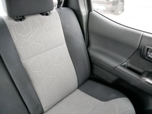 Used 2022 Toyota Tacoma TRD Off-Road image 14