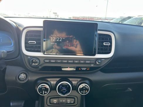 Used 2025 Hyundai Venue Limited image 19