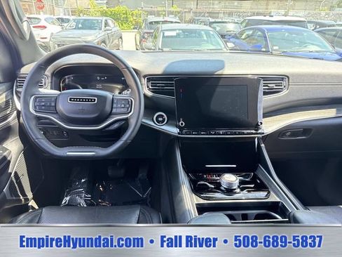 Used 2024 Jeep Wagoneer L Series II w/ Flexible Seating Group AWD/4WD image 16