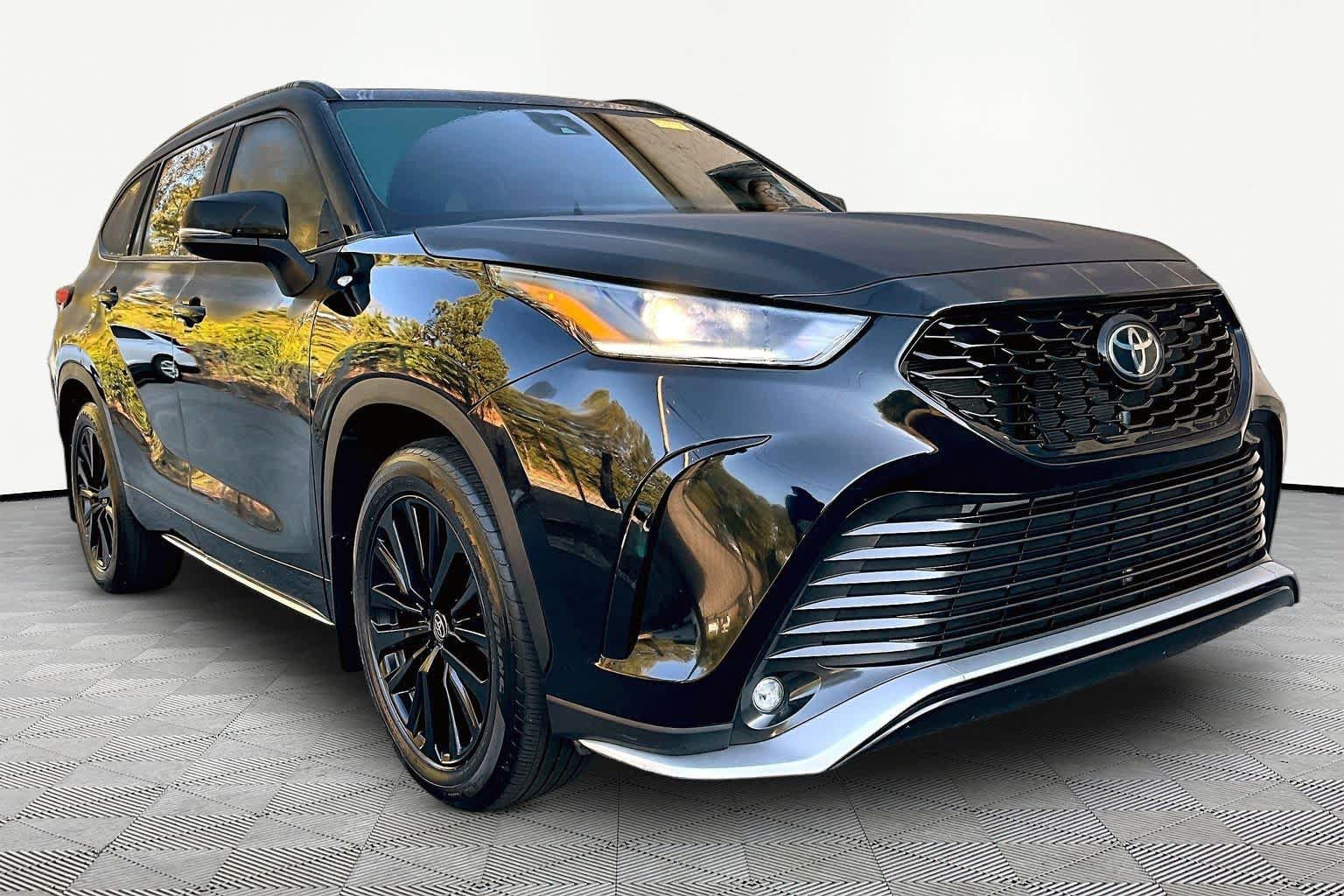 Used 2024 Toyota Highlander XSE FWD image 3