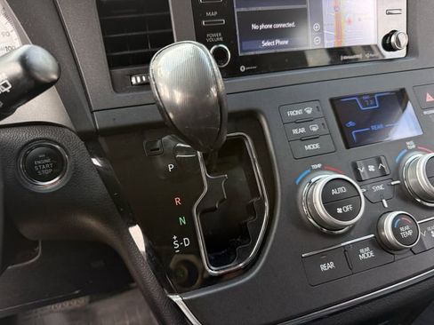 Used 2018 Toyota Sienna SE w/ SE Preferred Package FWD image 18