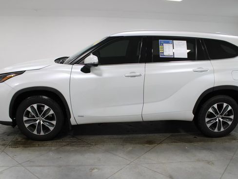 Used 2022 Toyota Highlander XLE AWD/4WD image 6