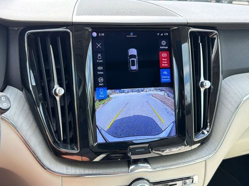 Used 2023 Volvo XC60 B5 Plus image 25