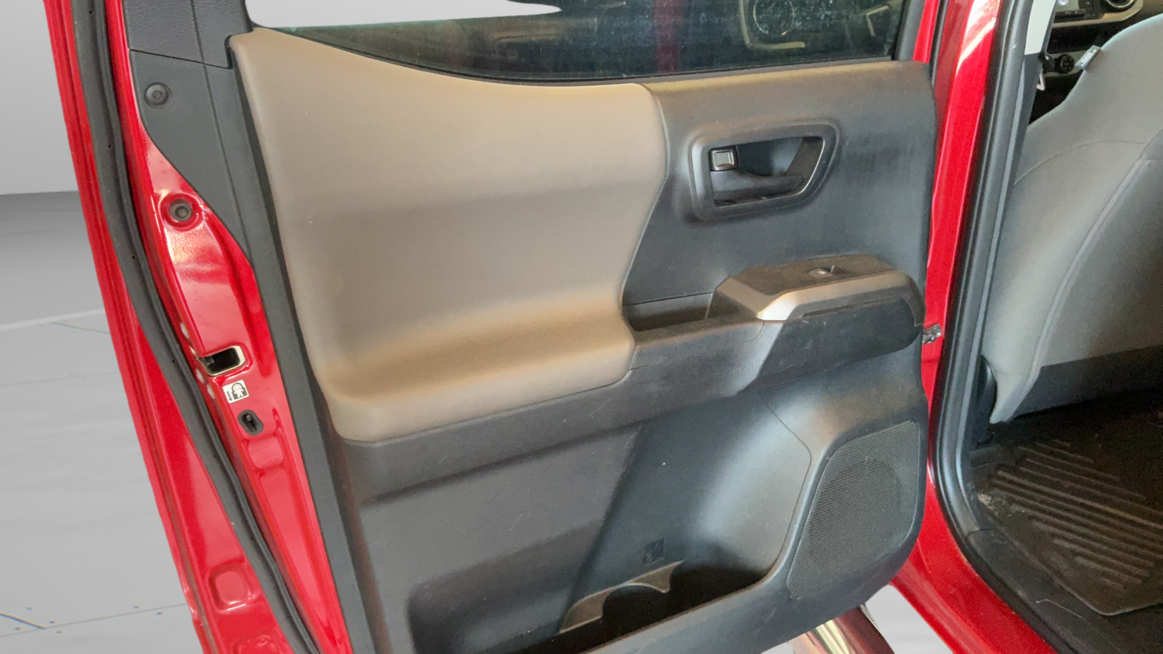 Used 2016 Toyota Tacoma SR5 w/ SR5 Appearance Package (SN) RWD image 29