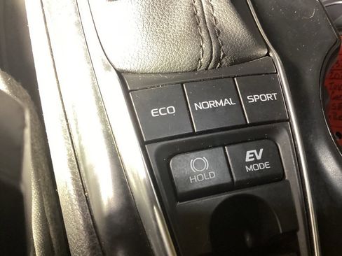 Used 2020 Toyota Camry SE w/ Sunroof Package image 18