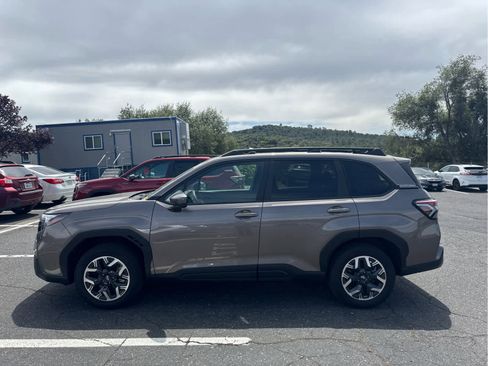 Used 2025 Subaru Forester Premium AWD/4WD image 8