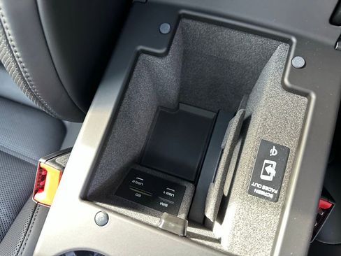 Certified 2025 Porsche Macan image 28