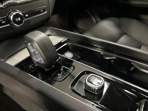 Certified 2025 Volvo XC60 B5 Plus AWD/4WD image 19