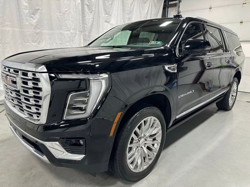 Used 2025 GMC Yukon XL Denali w/ Sun & Power Step Package AWD/4WD image 3