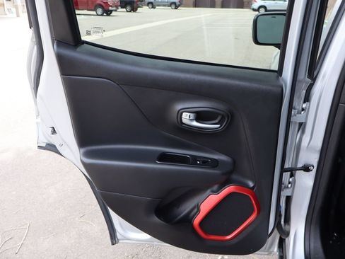 Used 2018 Jeep Renegade Trailhawk AWD/4WD image 24