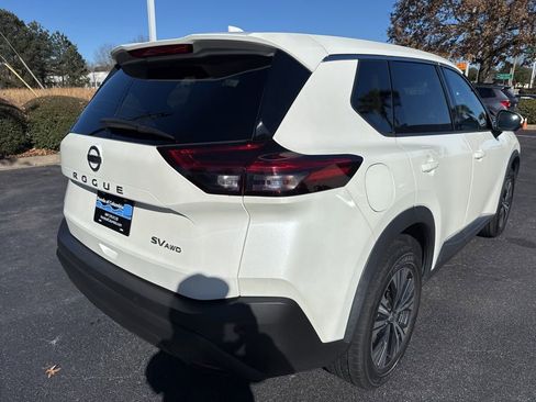 Used 2021 Nissan Rogue SV image 3