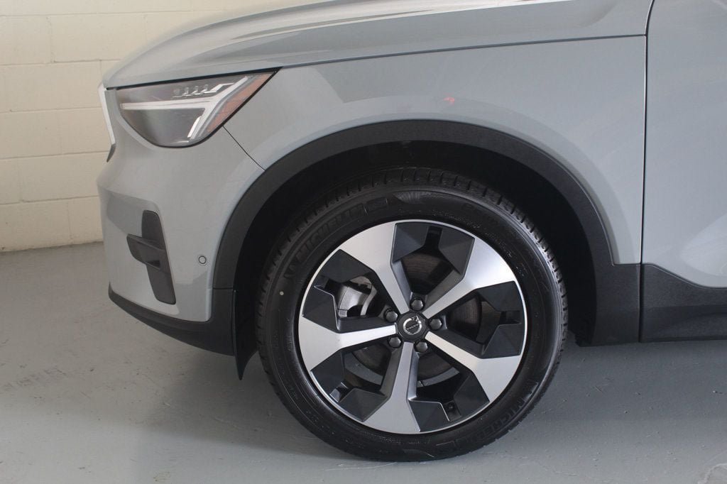 Used 2025 Volvo XC40 B5 Plus AWD/4WD image 13
