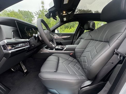Used 2025 BMW 760i xDrive image 16
