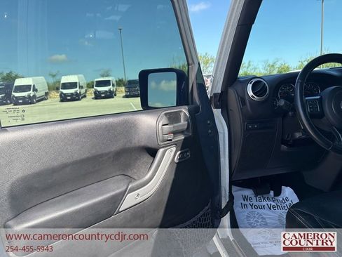 Used 2017 Jeep Wrangler Unlimited Rubicon w/ Cold Weather Group AWD/4WD image 13