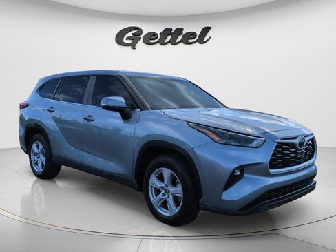 Used 2023 Toyota Highlander LE FWD image 3