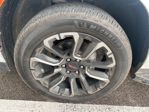 Used 2023 GMC Yukon SLT image 2