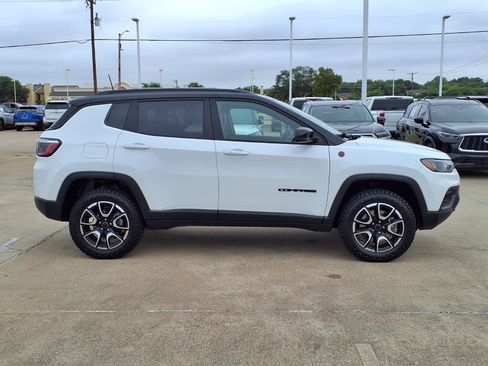 Used 2025 Jeep Compass Trailhawk AWD/4WD image 10