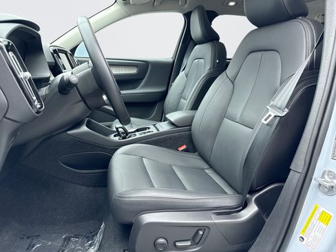 Used 2025 Volvo XC40 B5 Core AWD/4WD image 11