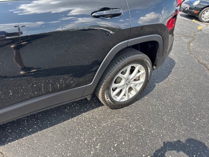 Used 2018 Jeep Cherokee Latitude w/ Cold Weather Group FWD image 8