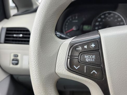 Used 2012 Toyota Sienna LE w/ Towing Pkg FWD image 16