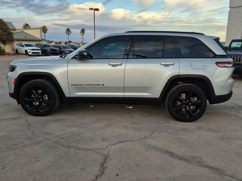 Used 2023 Jeep Grand Cherokee Altitude AWD/4WD image 8