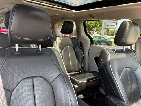 Used 2023 Chrysler Pacifica Limited FWD image 12